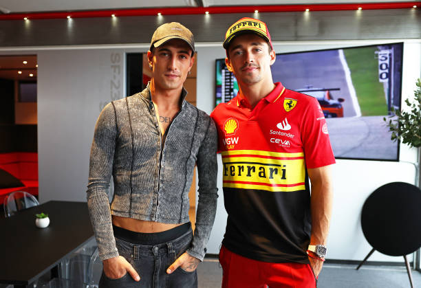 CL16_inside's tweet photo. Charles avec Damiano David aujourd'hui dans le paddock ! 😍 🥰

#F1 #Charles16 #ItalianGP 🇮🇹 https://t.co/3MiHqkZyAz