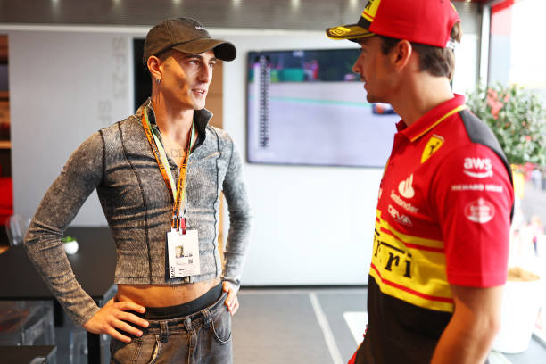 CL16_inside's tweet photo. Charles avec Damiano David aujourd'hui dans le paddock ! 😍 🥰

#F1 #Charles16 #ItalianGP 🇮🇹 https://t.co/3MiHqkZyAz