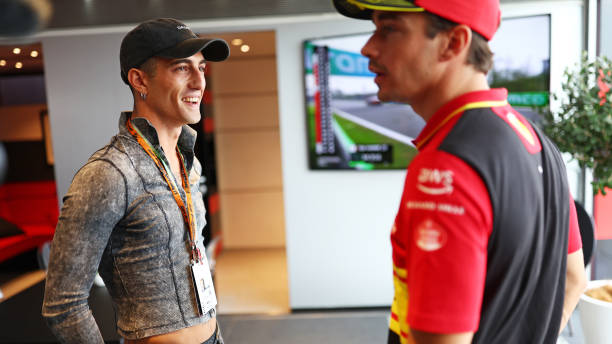 CL16_inside's tweet photo. Charles avec Damiano David aujourd'hui dans le paddock ! 😍 🥰

#F1 #Charles16 #ItalianGP 🇮🇹 https://t.co/3MiHqkZyAz