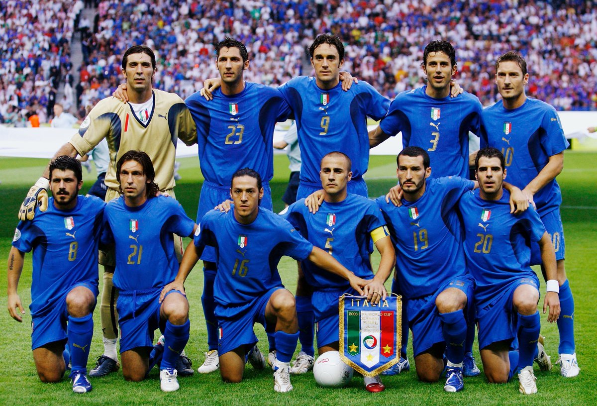 FaktaSepakbola's tweet photo. Team Of The Day : Timnas Italia Piala Dunia 2006🇮🇹🏆

Momen apa yang kalian ingat, jika melihat Skuat ini?  

Berikut adalah perjalanan Timnas Italia di Piala Dunia 2006:

Fase Grup:
   - Grup E bersama Amerika Serikat, Ghana, dan Republik Ceko.
   - Italia finis di puncak grup setelah mengalahkan Ghana dan Republik Ceko, serta bermain imbang dengan Amerika Serikat.

Babak 16 Besar:
   - Italia mengalahkan Australia 1-0 dengan gol penalti Francesco Totti pada menit injury time.

Perempat Final:
   - Italia mengatasi Ukraina dengan kemenangan 3-0.

Semifinal:
   - Italia memenangkan pertandingan di babak Extra Time melawan Jerman setelah bermain imbang 0-0 dalam waktu normal dan perpanjangan waktu. Thanks to Grosso dan Del Piero

Final:
   - Italia menghadapi Prancis dan menang dalam babak adu penalti dengan skor 5-3 setelah pertandingan berakhir imbang 1-1 setelah waktu normal dan perpanjangan waktu.

Gelar juara Piala Dunia keempat bagi Italia. #TOTDFaktaSepakbola