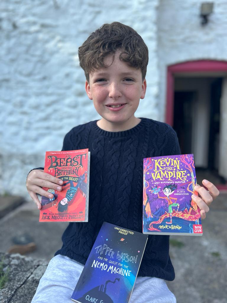 If, like Kit, you enjoy your  Welsh kidlit peppered with absurdity and hilarious weirdness, you're in for a treat in September!
📚#KevinTheVampire - Matt Brown
📚#ChildofTheBeast - Jack Meggitt-Phillips
📚#TapperWatson - Claire Fayers

🖌️ Flavia Sorrentino / Isabelle Follath