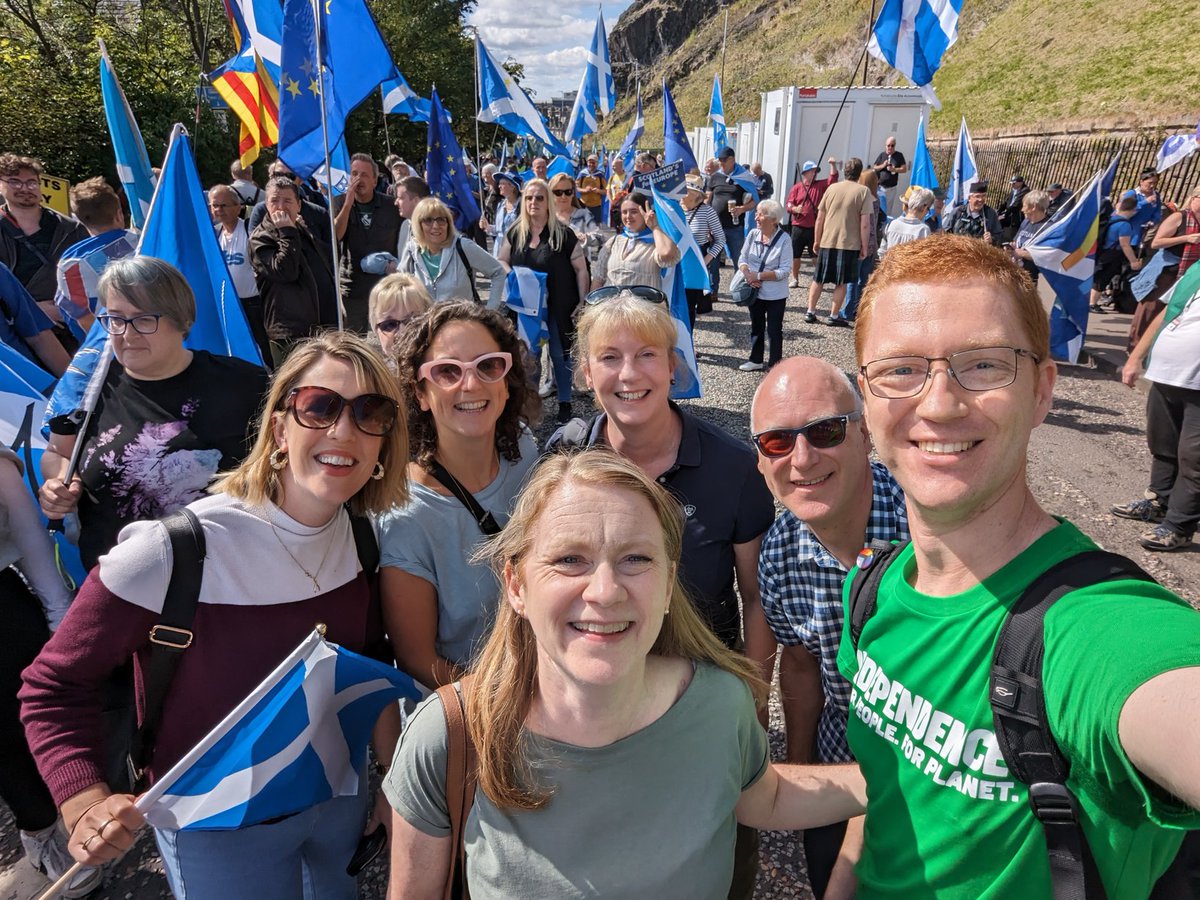 Marching together for Scotland's independence in the EU 💚🏴󠁧󠁢󠁳󠁣󠁴󠁿🇪🇺💛