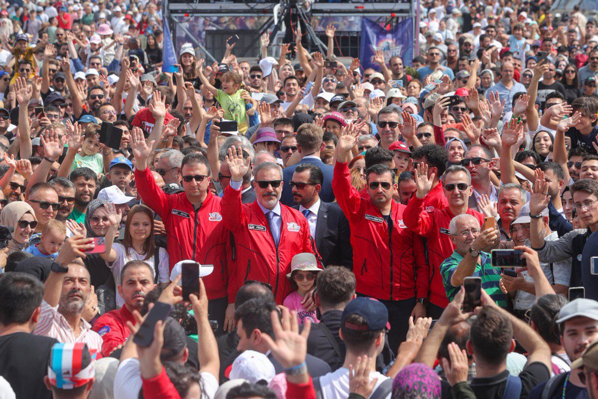 #TürkiyeYüzyılı demek; 
✅Dış politikada, 
✅Savunmada 
✅İleri teknolojilerde
✅Havacılıkta
Güçlü bir Türkiye demek❗🇹🇷

Teknolojiye gönül veren binlerle #TEKNOFEST'te🇹🇷

<a href="/HakanFidan/">Hakan Fidan</a>,  
<a href="/Selcuk/">Selçuk Bayraktar</a> 
@Ahmet_AKYOL82

#MilliTeknolojiHamlesi