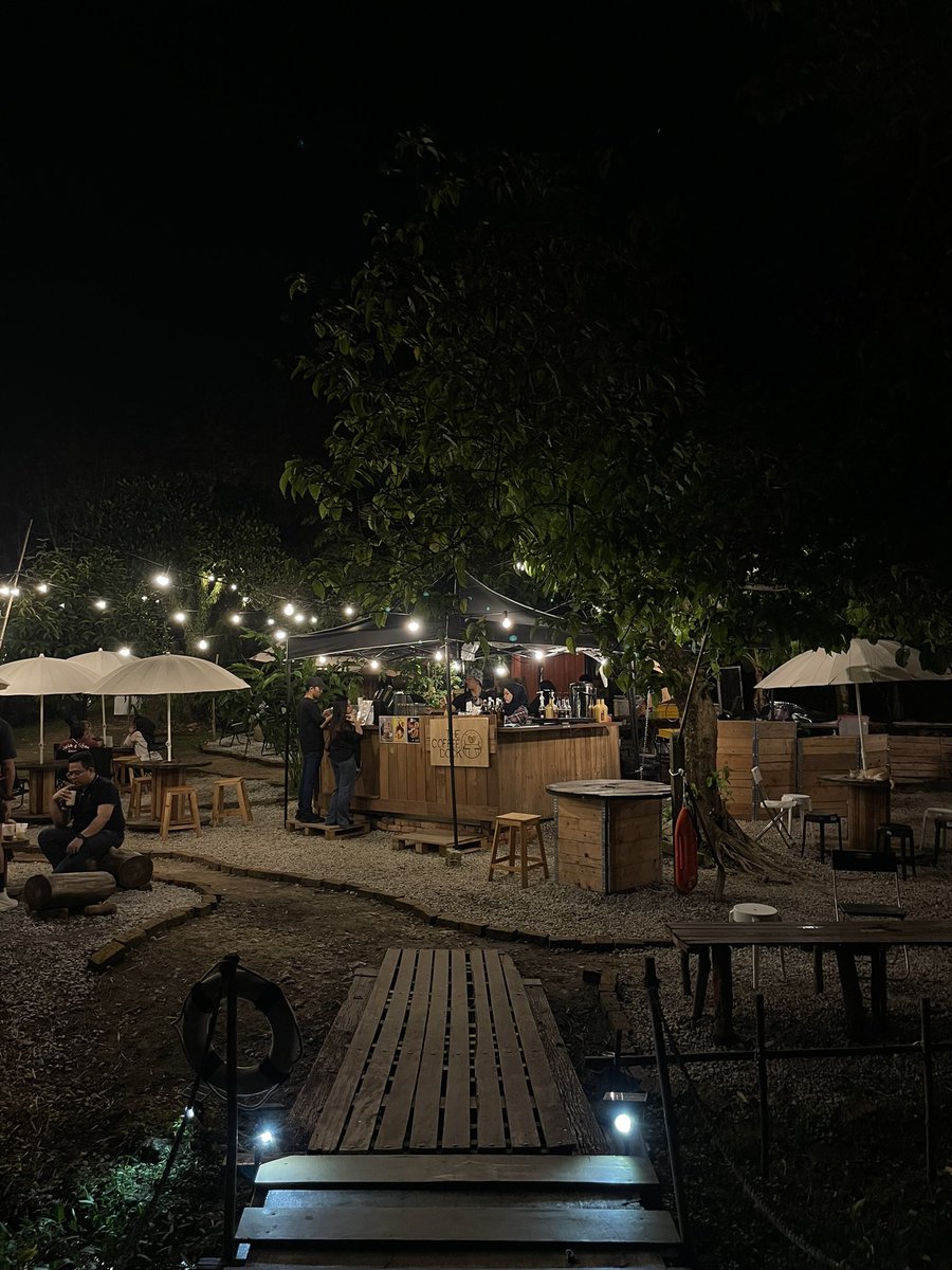 muhdnqiuddin's tweet photo. so far cafe paling best i’ve been to tahun ni. the vibe, the drinks, makanan dia pun sedap especially laksa dorang. pastu depan cafe ni ada tasik! boleh healing healing. 9/10!

📍The Coffee Dock, Shah Alam https://t.co/wxM5h0rwgo