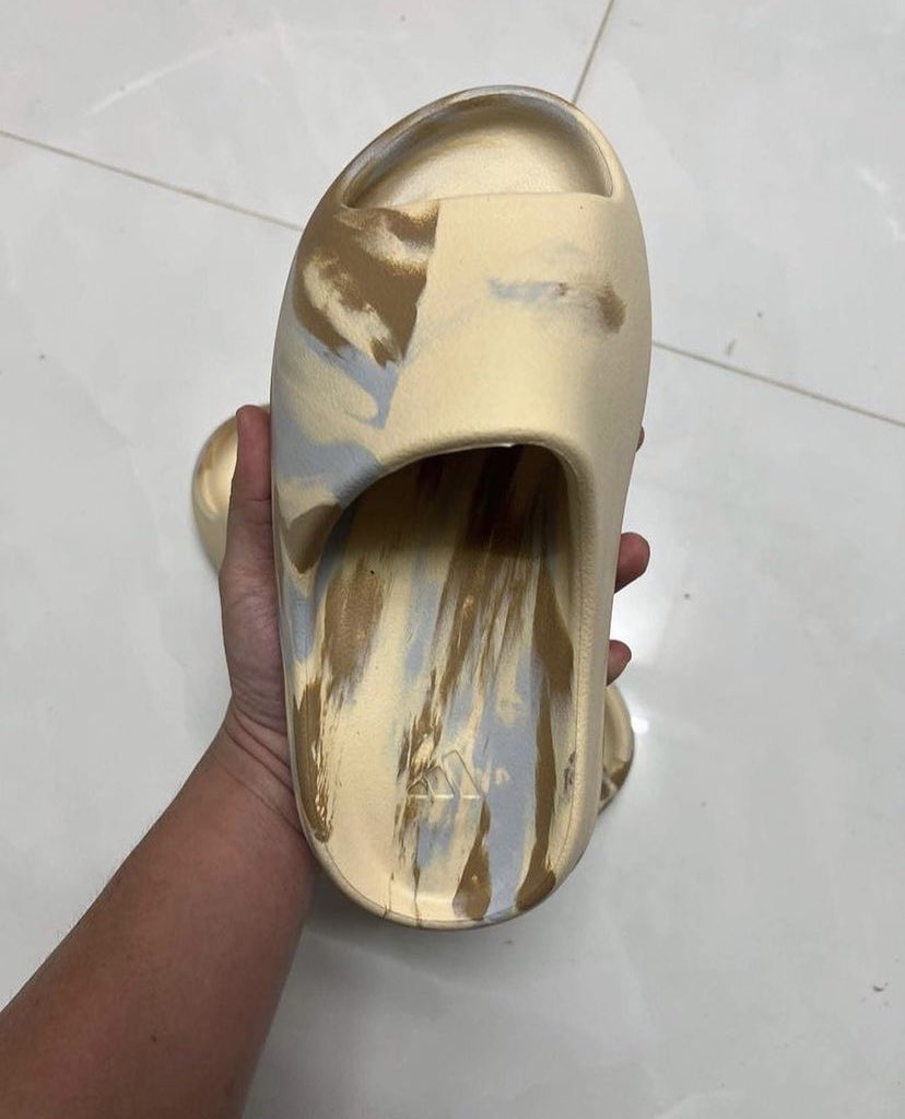 Ovrnundr's tweet photo. The Yeezy Slide “MX Bone” is rumored to release October 2023, retail $70 dollars. https://t.co/oaP0Hol12Z