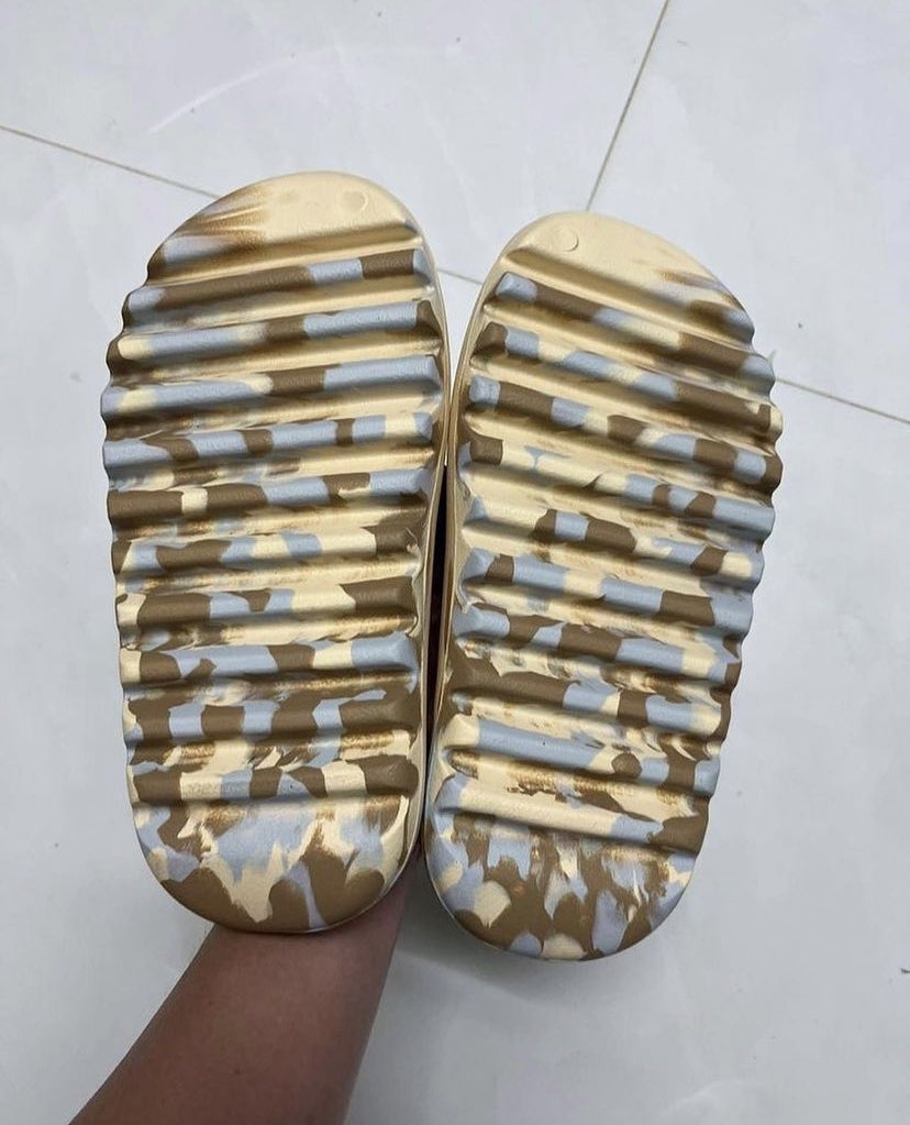 Ovrnundr's tweet photo. The Yeezy Slide “MX Bone” is rumored to release October 2023, retail $70 dollars. https://t.co/oaP0Hol12Z