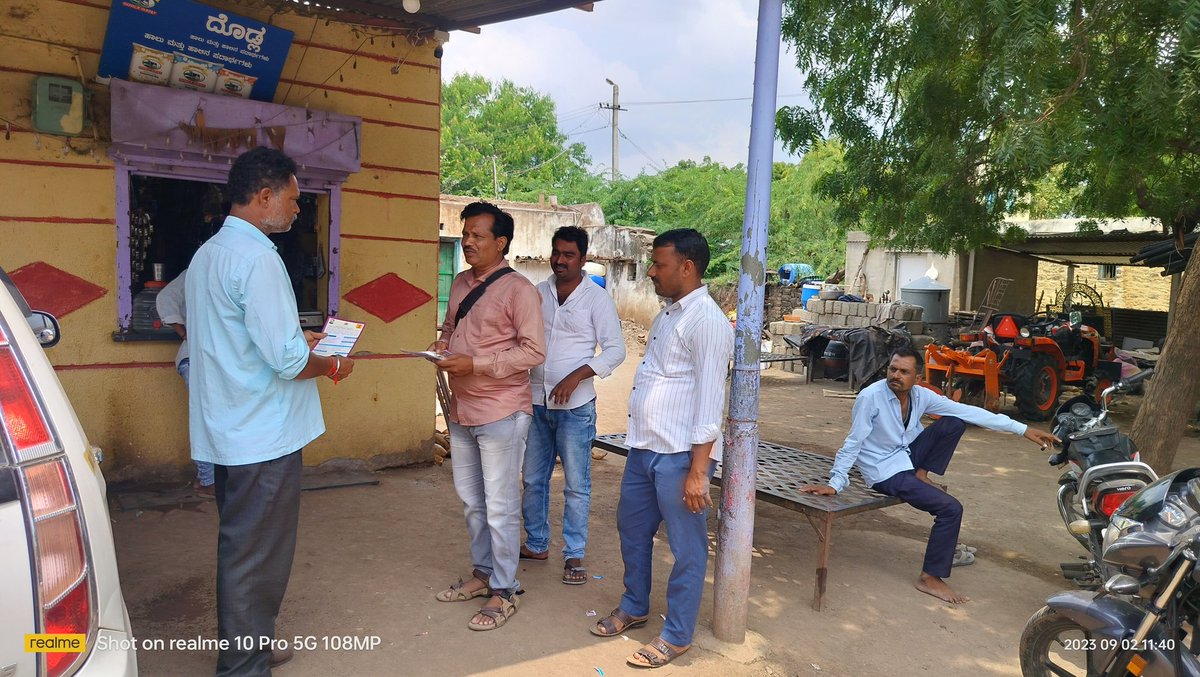 TPVIJAYPUR's tweet photo. ಮಾನ್ಯರೆ..
ಇಂದು ವಿಜಯಪುರ ಜಿಲ್ಲೆಯ ವಿಜಯಪುರ ತಾಲೂಕಿನ  ಮಖಣಾಪುರ  ಗ್ರಾಮ ಪಂಚಾಯಿತಿ ವ್ಯಾಪ್ತಿಯಲ್ಲಿ ಐಇಸಿ ಚಟುವಟಿಕೆಯಡಿ ಮನೆ ಮನೆ ಭೇಟಿ, ನರೇಗಾ ಸೌಲಭ್ಯಗಳ ಬಗ್ಗೆ ಜನರಲ್ಲಿ ಅರಿವು ಮೂಡಿಸಲಾಯಿತು. ಇದೇ ಸಂದರ್ಭದಲ್ಲಿ  ಗುಂಪು ಸೇರಿಸಿ ರೋಜಗಾರ್ ದಿನ ಆಚರಣೆ ಮಾಡಲಾಯಿತು...
 ರಾಘವೇಂದ್ರ ಬಜಂತ್ರಿ 
 ಐಇಸಿ ಸಂಯೋಜಕರು
 ತಾ. ಪಂ.ವಿಜಯಪುರ https://t.co/NJ7F3gtH6B