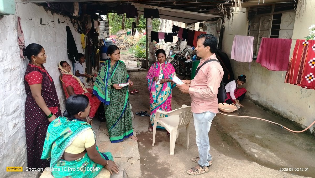 TPVIJAYPUR's tweet photo. ಮಾನ್ಯರೆ..
ಇಂದು ವಿಜಯಪುರ ಜಿಲ್ಲೆಯ ವಿಜಯಪುರ ತಾಲೂಕಿನ  ಮಖಣಾಪುರ  ಗ್ರಾಮ ಪಂಚಾಯಿತಿ ವ್ಯಾಪ್ತಿಯಲ್ಲಿ ಐಇಸಿ ಚಟುವಟಿಕೆಯಡಿ ಮನೆ ಮನೆ ಭೇಟಿ, ನರೇಗಾ ಸೌಲಭ್ಯಗಳ ಬಗ್ಗೆ ಜನರಲ್ಲಿ ಅರಿವು ಮೂಡಿಸಲಾಯಿತು. ಇದೇ ಸಂದರ್ಭದಲ್ಲಿ  ಗುಂಪು ಸೇರಿಸಿ ರೋಜಗಾರ್ ದಿನ ಆಚರಣೆ ಮಾಡಲಾಯಿತು...
 ರಾಘವೇಂದ್ರ ಬಜಂತ್ರಿ 
 ಐಇಸಿ ಸಂಯೋಜಕರು
 ತಾ. ಪಂ.ವಿಜಯಪುರ https://t.co/NJ7F3gtH6B