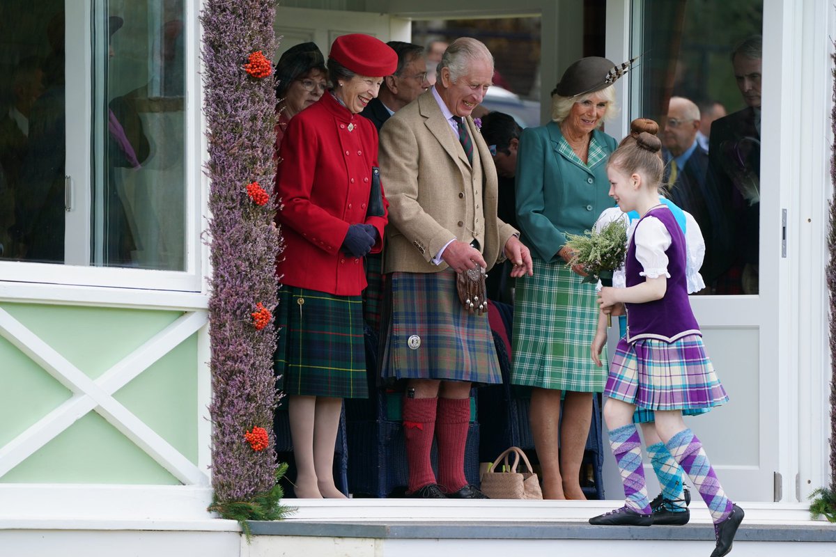 CameronDLWalker's tweet photo. NEW: The King, wearing the newly created King Charles III tartan, has arrived at the Braemar Gathering highland games near Balmoral, alongside the Queen, the Princess Royal and her husband Vice Admiral Sir Tim Laurence.

📸 PA https://t.co/DVbEaX1vCG