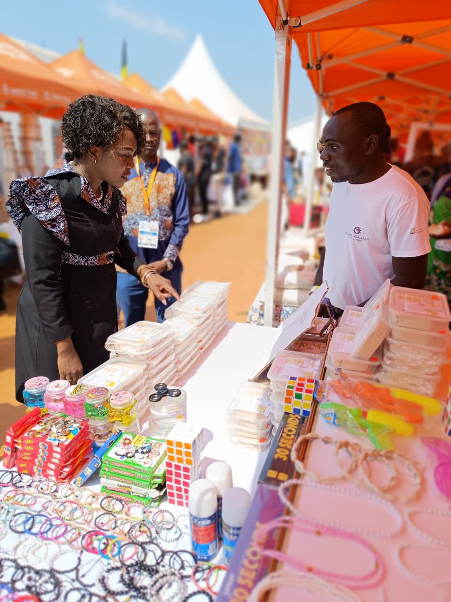 GSE_Sofala's tweet photo. Sexa SE, Stella Zeca, participou no dia 2.9.2023 em Ricatla, Distrito de Marracuene na sessão do encerramento da 58^ Edição da Feira Internacional de Maputo (FACIM).
Na Feira, Sexa SE, percorreu vários Pavilhões a destacar o STAND de Sofala, tendo interagido  com os expositores. https://t.co/yR3h83vwNi