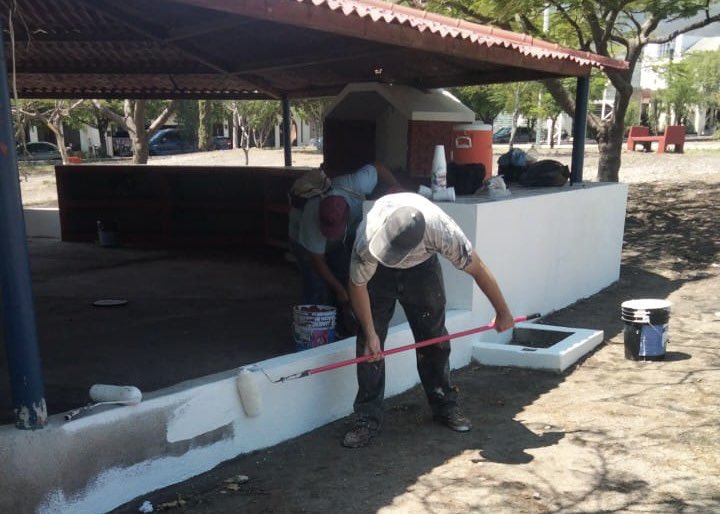 Gob_Victoria's tweet photo. Cumpliendo el compromiso de nuestro alcalde @SoyLaloGattas de mantener los espacios públicos en óptimas condiciones. Personal de #ServiciosPúblicos realiza la rehabilitación del área verde del Fracc. Lomas de Calamaco.
#Embelleciendo #CdVictoria
#TransformandoVictoria https://t.co/OEfLBQHdrr