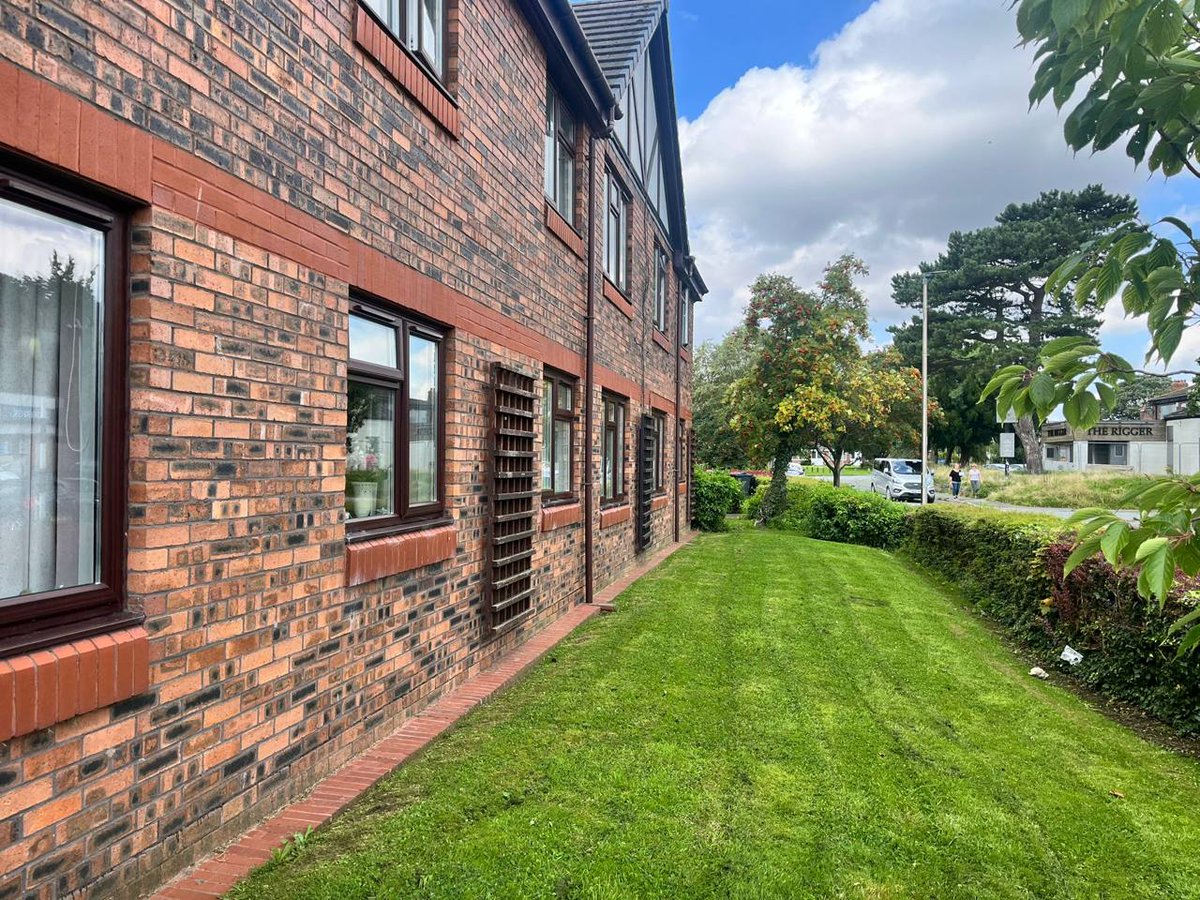 mancoedvm's tweet image. It&apos;s never just a #grasscut. 🌱 
When our grounds maintenance team turn up to make your outdoor space look beautiful, they know what they are doing! ☀️ This Chester residential area has had some ground maintenance magic, leaving it sparkling.🪄 #mancoed #groundsmaintenance