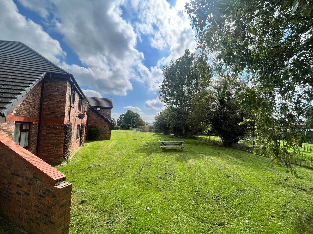mancoedvm's tweet image. It&apos;s never just a #grasscut. 🌱 
When our grounds maintenance team turn up to make your outdoor space look beautiful, they know what they are doing! ☀️ This Chester residential area has had some ground maintenance magic, leaving it sparkling.🪄 #mancoed #groundsmaintenance