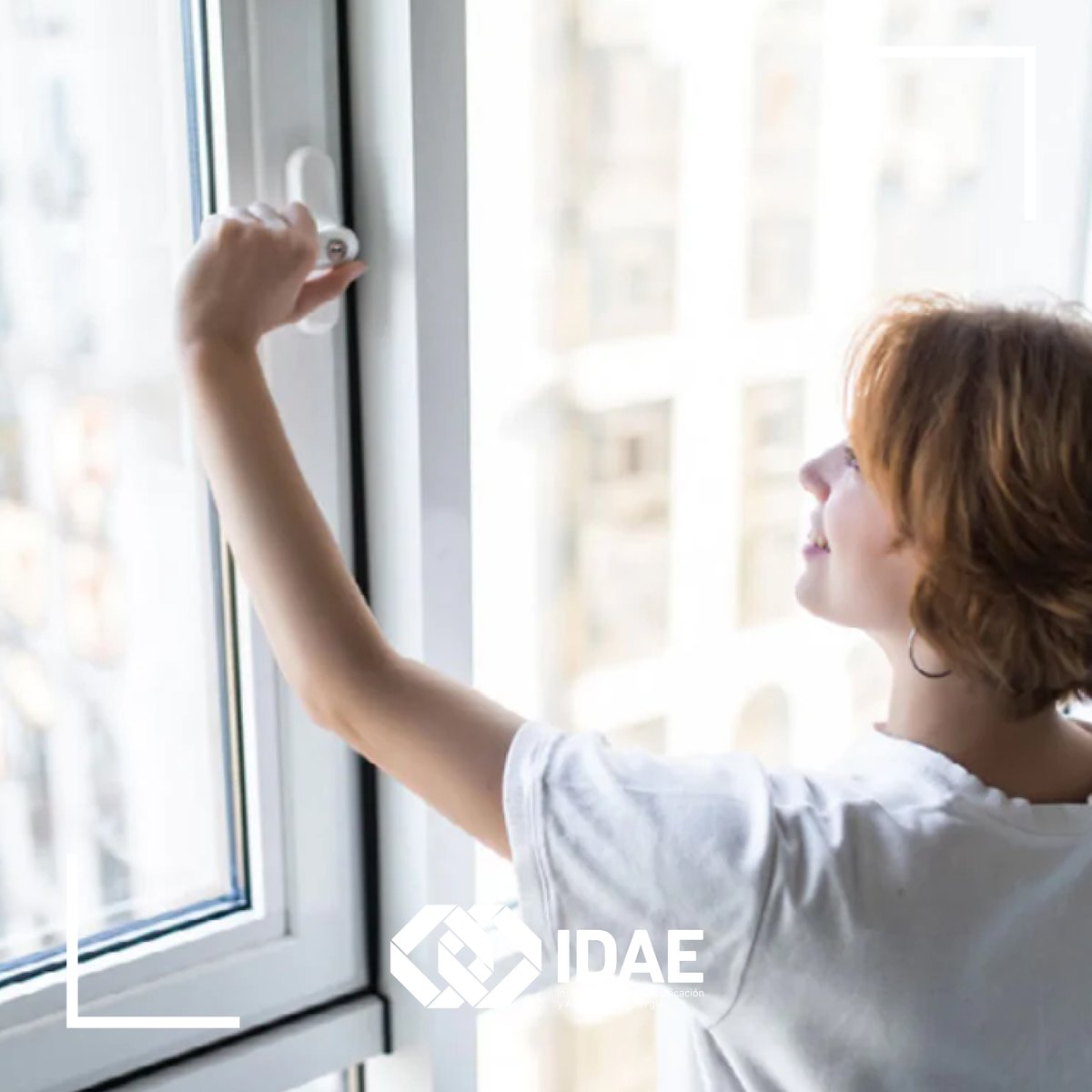 #ConsejosIDAE | Una casa bien aislada permite ahorrar energía y ganar en confort 🏠

🌬️ Si se filtra aire por puertas y ventanas, tapa las rendijas con silicona, masilla o un burlete
🔥 Cierra el tiro de la chimenea cuando no la utilices

Más ideas 🔗 bit.ly/3Wy6vdY