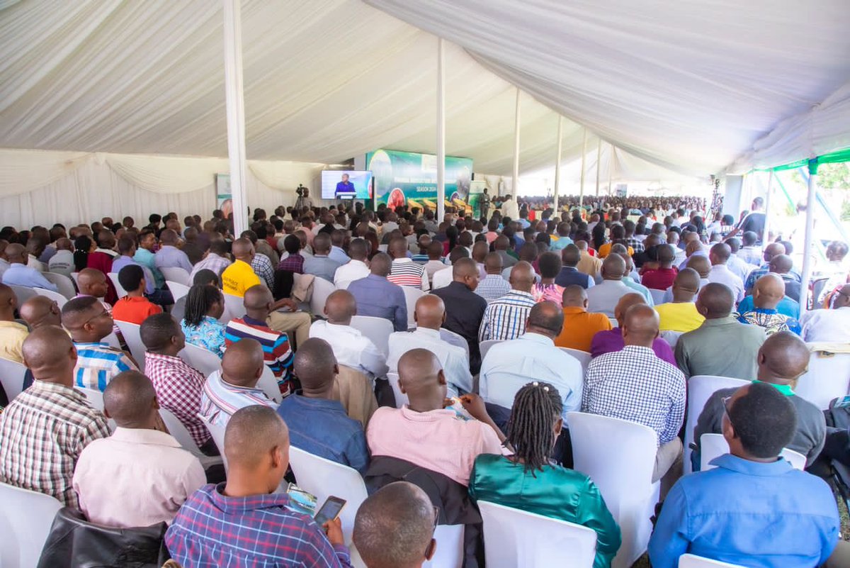GagaUwera's tweet photo. #AgUpdatesRw 

Umusaruro w’inkoko wavuye kuri MT 30,000 z’inyama muri 2016 ugera kuri MT 40, 000 muri 2022 ukaba witezwe kugera kuri MT 45,000 muri 2024. 

#Season2024A https://t.co/QxM9ZB6C2I