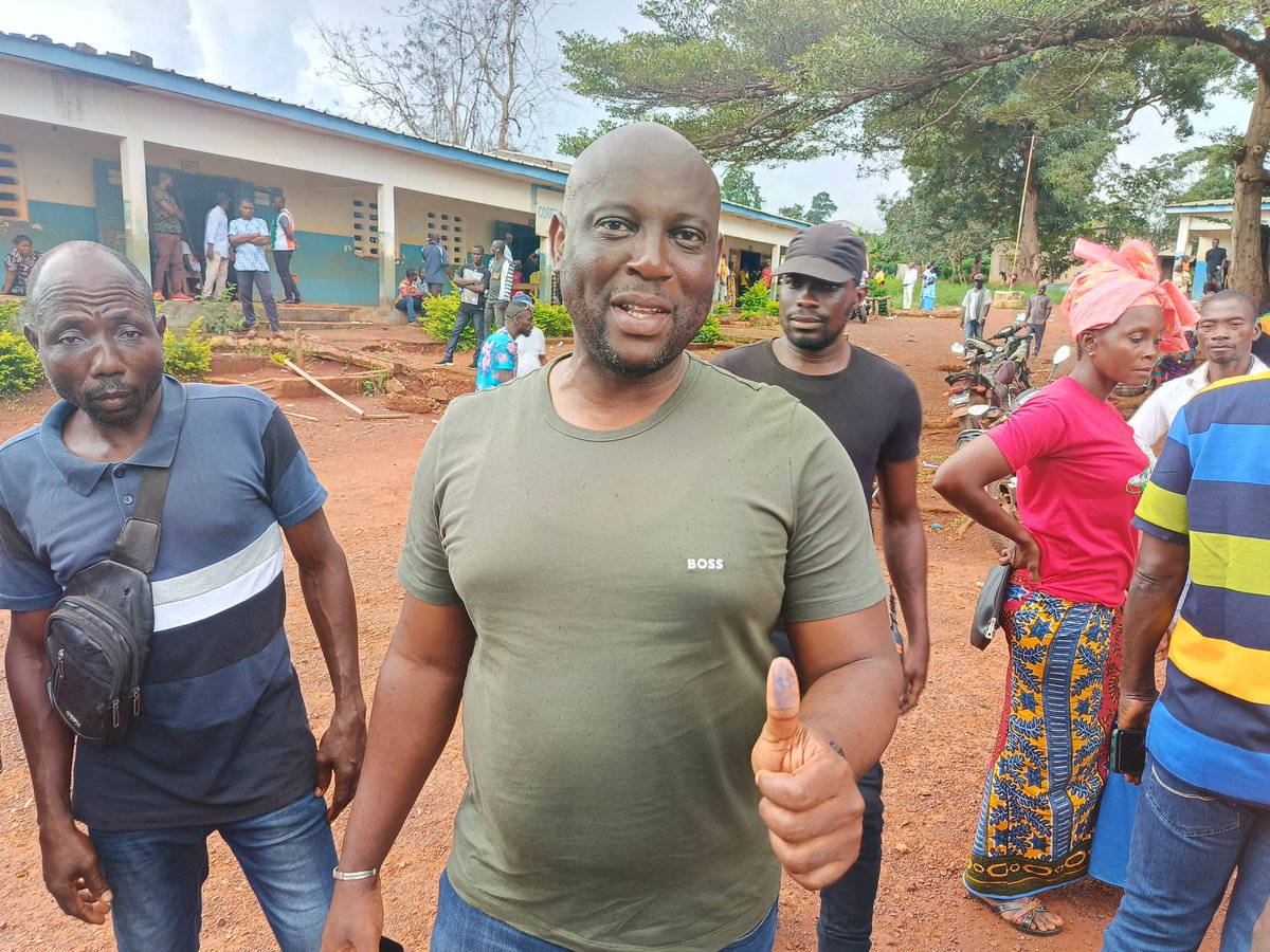 guiryeoulou's tweet photo. Régionales et Municipales 2023, le Député Gui SERODÉ @vetcho1980 a accompli son devoir civique à @Goya, commune de Guiglo
- #Civ 🇨🇮
#CavallyEnAvant #Regionales2023 #Municipales2023 #CivElections https://t.co/ZRnBi99Jtb