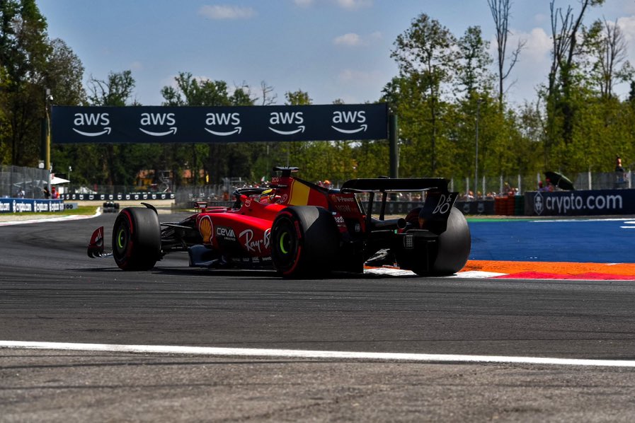 UniversoF1_'s tweet photo. Pole para Carlos Sainz el finde de su cumpleaños 🎂, la 4 de su carrera 🇪🇸 #ItalianGP https://t.co/T9NgWPSZtV