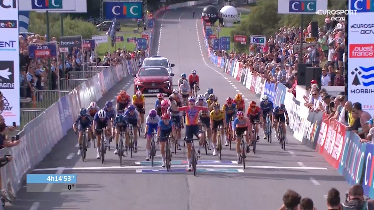 picnicpostnl's tweet photo. It's a double top 🔟 for us in the gallop to the line 👌🏻 

@JulietteLabous gets up for 5th in the sprint with @eglantine_rayer not far behind in 8th! 

#KeepChallenging #ClassicLorientAgglomeration https://t.co/GihtsEba7a