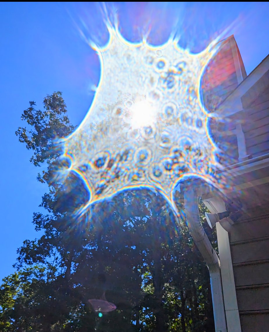 krystallineaura's tweet photo. Solar charging we are! Charged subatomic particles of light increasing diamond gamma plasma. Incredible to capture! I've seen lightships open portals with this plasma. Your chakras which are portals to your DNA are receiving this light. Ascension symptoms can be strong now as light is increasing at thymus gland, pituitary and pineal glands. Grounding in nature, breathing into the thymus gland, meditation, magnesium, fruit and hydrate. Center in the now and place your palms in front the center of your chest, say I am ready to release density from my heart and replace it with love. I choose to bring peace to my consciousness!