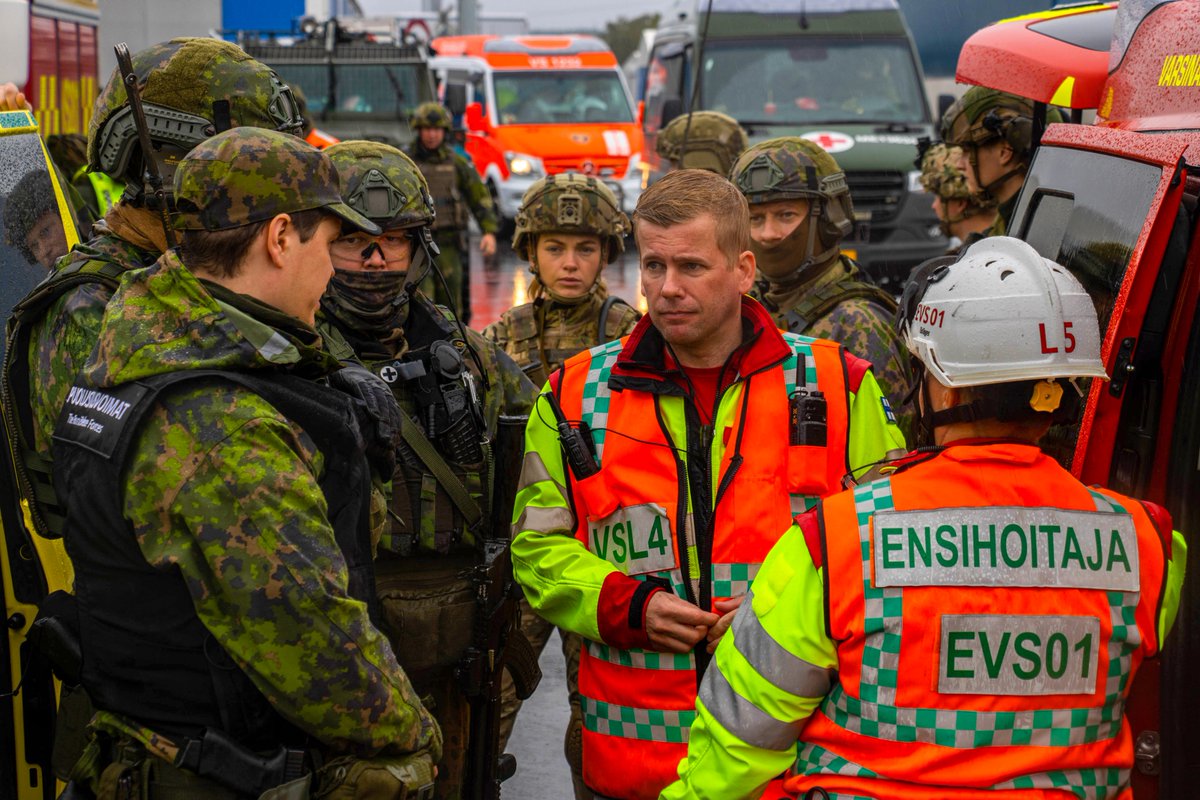 Maavoimat's tweet photo. #Reccex23 tarjoaa haastavia CBRNE-tilanteita, joissa harjoitellaan kansainvälistä yhteistoimintaa ja viranomaisyhteistyötä. Turun satamassa reagointiin radiologisten säteilylähteiden harjoitustilanteeseen.
#maavoimat #porpr #StrongerTogether #CBRN #NORDEFCO #viranomaisyhteistyö https://t.co/7OBOmXGaGA