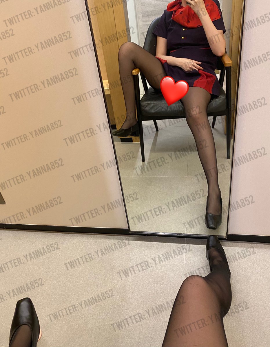 對鏡自拍係咪有d淫😳仲要擘大對腳係咪更淫😳等緊你拎起我對腳囉🤭