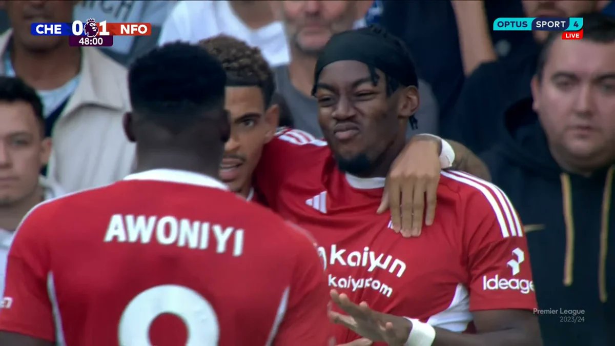 TrollFootball's tweet photo. Chelsea players saw Elanga's hairstyle, thought he was their own player and let him score the goal. https://t.co/GgdE8JW1b7