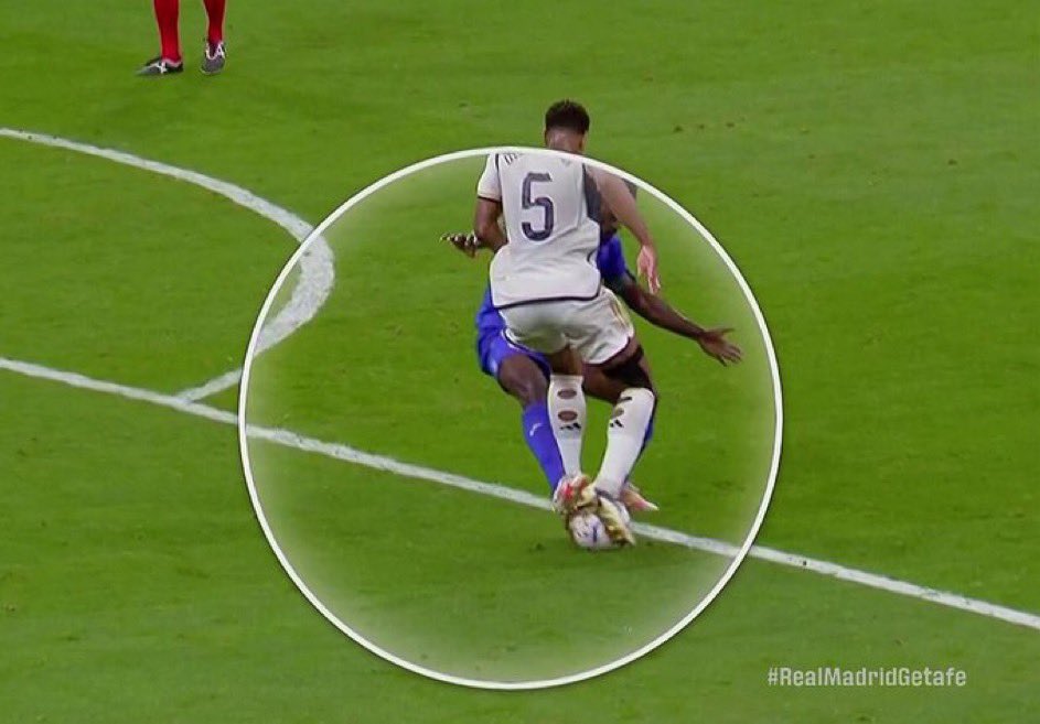 Carlos Martínez y Axel Torres han calificado esto de “penaltito” y buena acción defensiva. Por si os los encontráis por el Bernabéu.