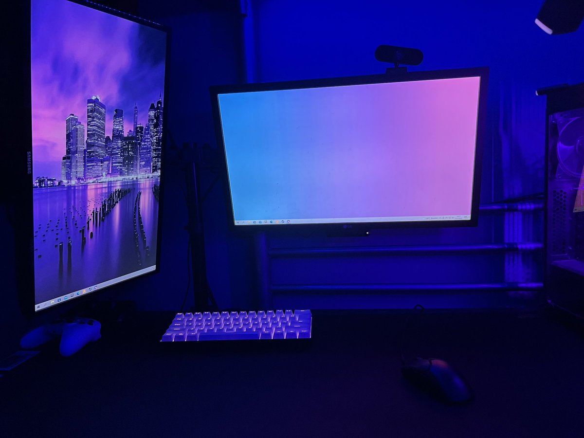 Rodrigo95594473's tweet photo. @oluittv pc 
Amd rx 580
16gb 3200MHz 
SSD 1 TB
Ryzen 5 5600X
144 hz  LG
60 hz samsung
Gk 60%
Razor viper mini https://t.co/TYSlR9jlUu