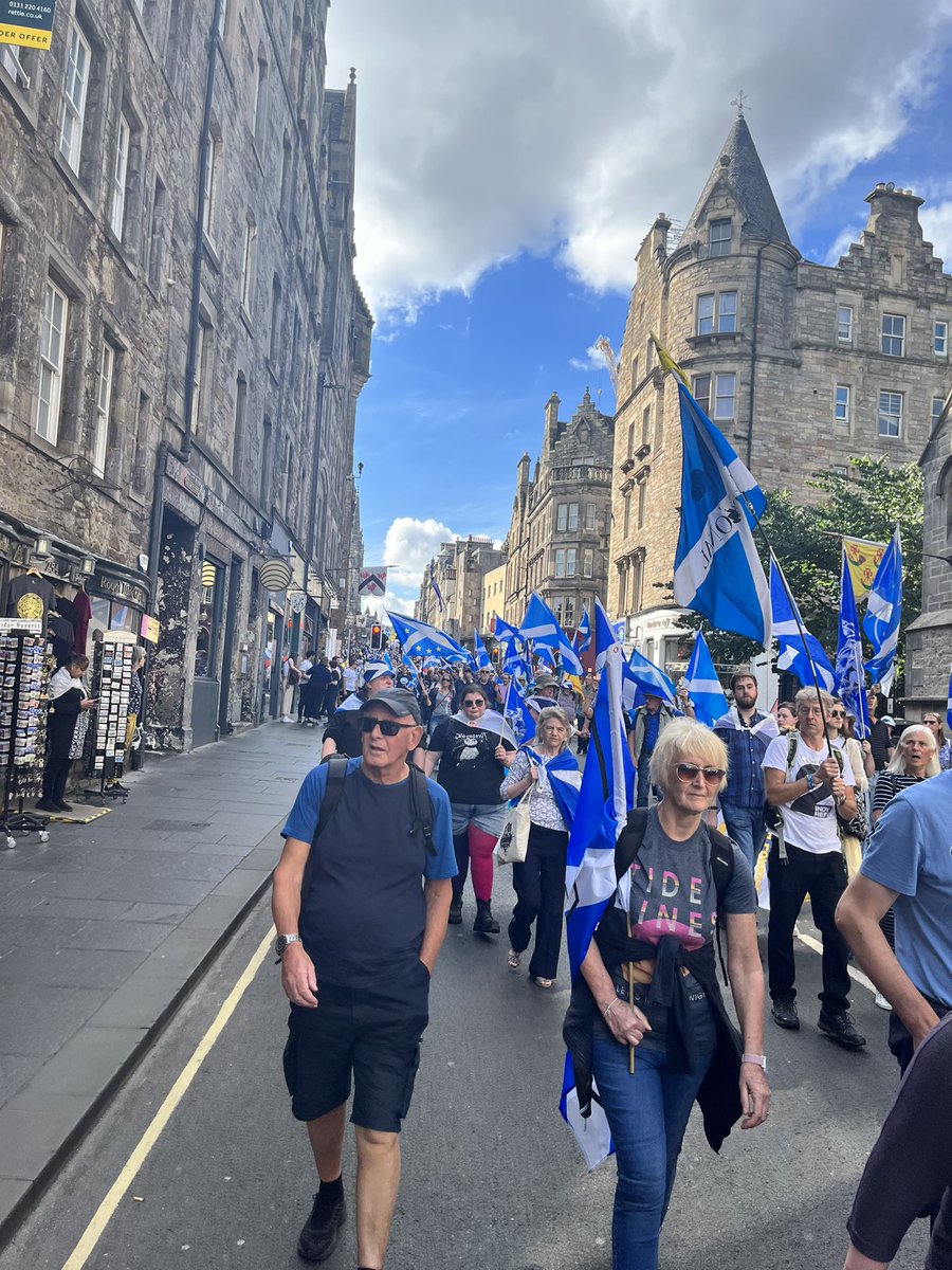 🏴󠁧󠁢󠁳󠁣󠁴󠁿Here at the amazing March and rally in Edinburgh with @eastwoodsnp.  Let’s go get our independence!! 🏴󠁧󠁢󠁳󠁣󠁴󠁿❤️ #YesforEU #BelieveInScotland