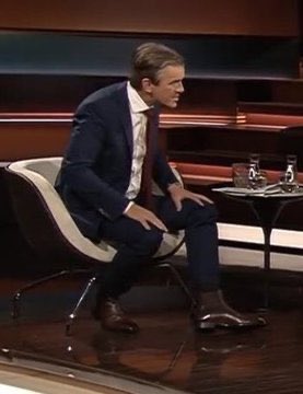 Mario_Rieker's tweet photo. „Und sie meinen also, dass dieser Fußballverein aus Bremen, auch SVW genannt, mit einer Abwehr aus Granit, so wie einst Real Madrid, wieder da ist?“ https://t.co/lIqCKDYtWF
