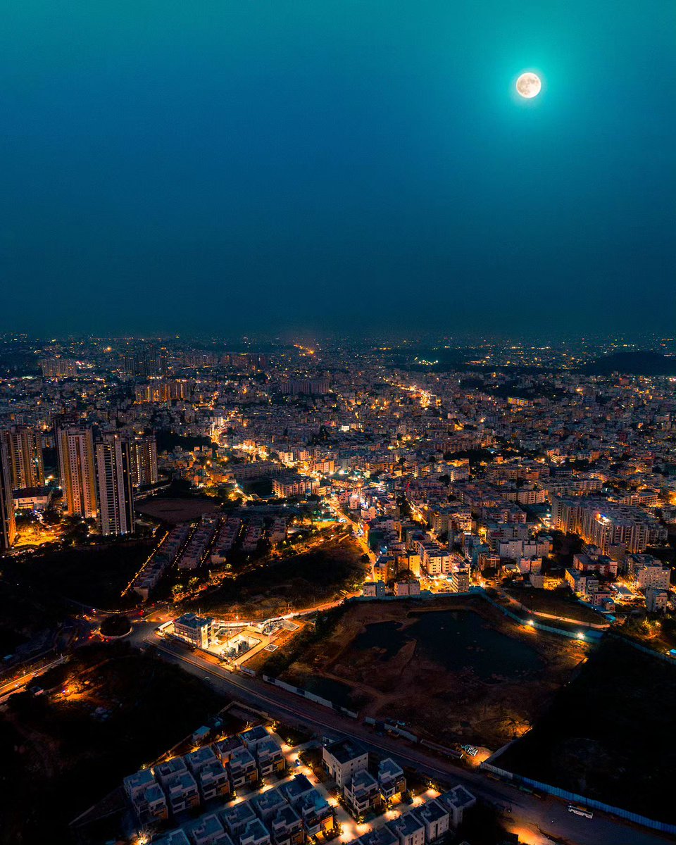 Amazing click🌙 🌚 🌔 🌕 🌖 🌛 #Hyderabad @HiHyderabad @swachhhyd @KTRBRS @GHMCOnline @NatGeoPhotos @ntdailyonline