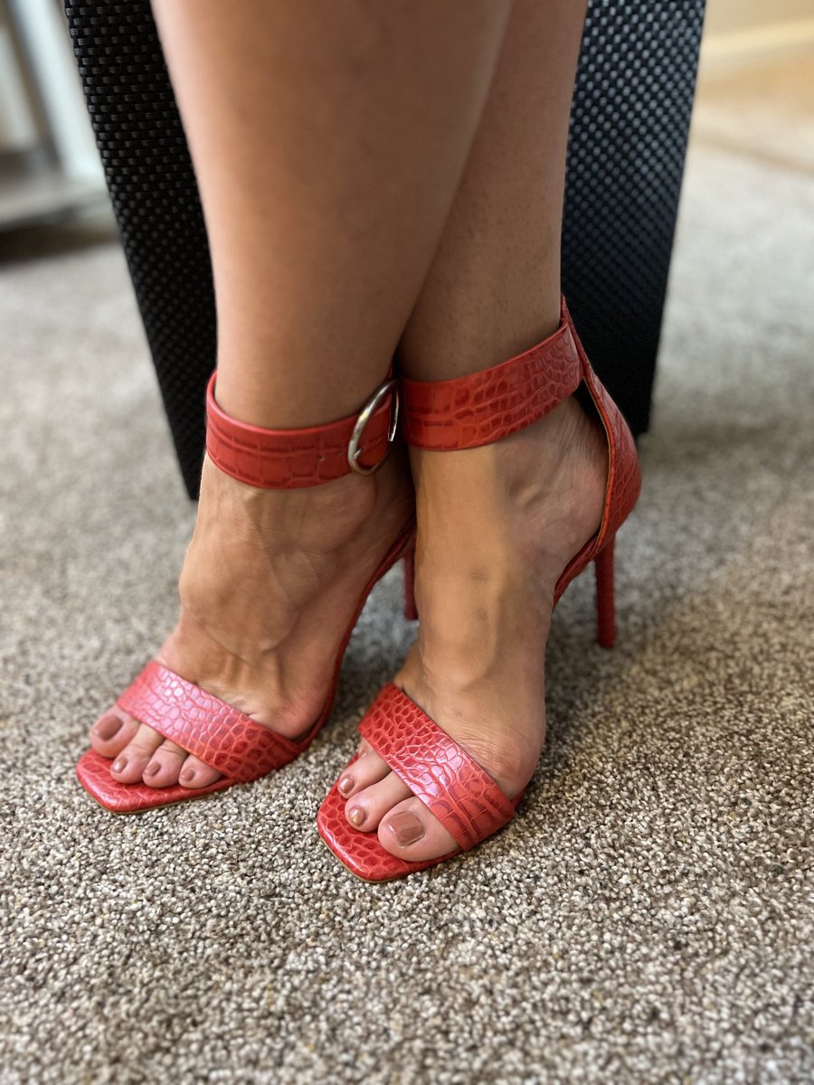 AngelVixenMom's tweet photo. Anyone like feet? 😇 https://t.co/b42s90Eals
