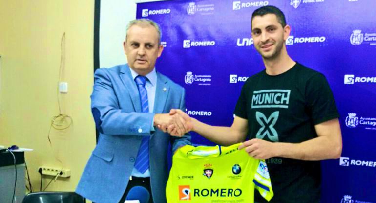 Fer101ct's tweet photo. Hoy arranca la temporada 23/24 de fútbol sala en Cartagena y sera raro no ver a @rauljp16 en la pista con el brazalete de capitán tras 9 temporadas. Cambió la historia del futsal de la ciudad y se ha convertido en parte fundamental de nuestra historia. ¡Eternamente agradecidos! https://t.co/Ae1673m7uE