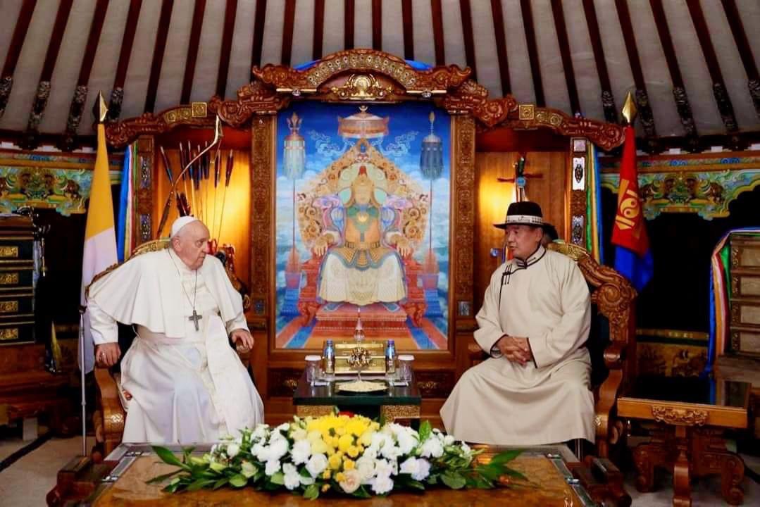 Ватикан улсын тухай!

1. 760 хүн амтай.
2. 0.4км2 нутагтай.
3. 130 цэрэгтэй.
4. Газар нутгийн урт нь 7км.
5. Итали улсын нийслэл Ром дотор байрладаг.
6. Нэвтрэхэд хураамжтай, визгүй.
7. Жинс, мини юбка, шорттой орохыг хориглодог.
8. Дотроо музейнүүдтэй.
9. 1929 онд тусгаар