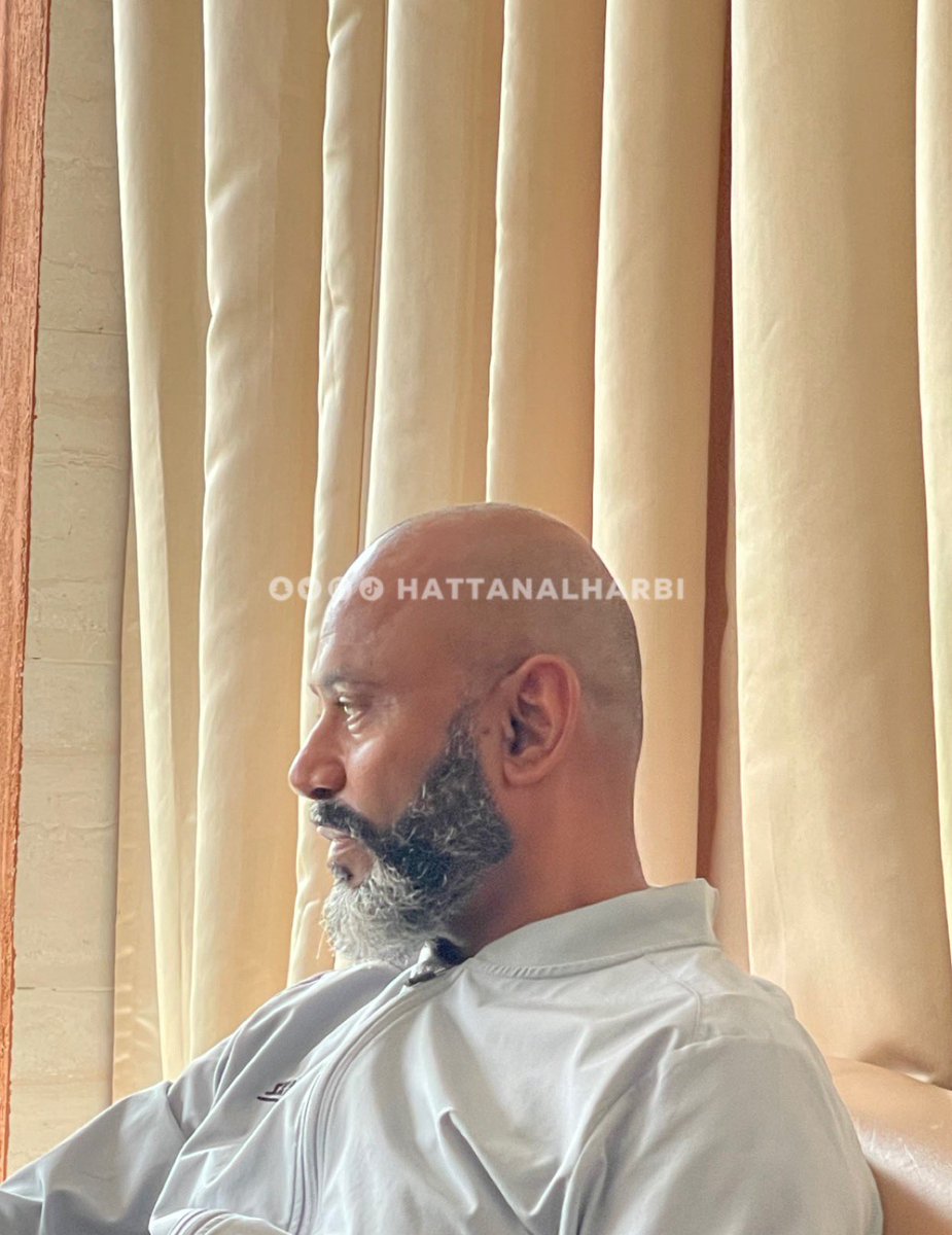 Hattanalharbi's tweet image. و فجأة نونو سانتو عندي في المكتب 😅

#الاتحاد #o15academy