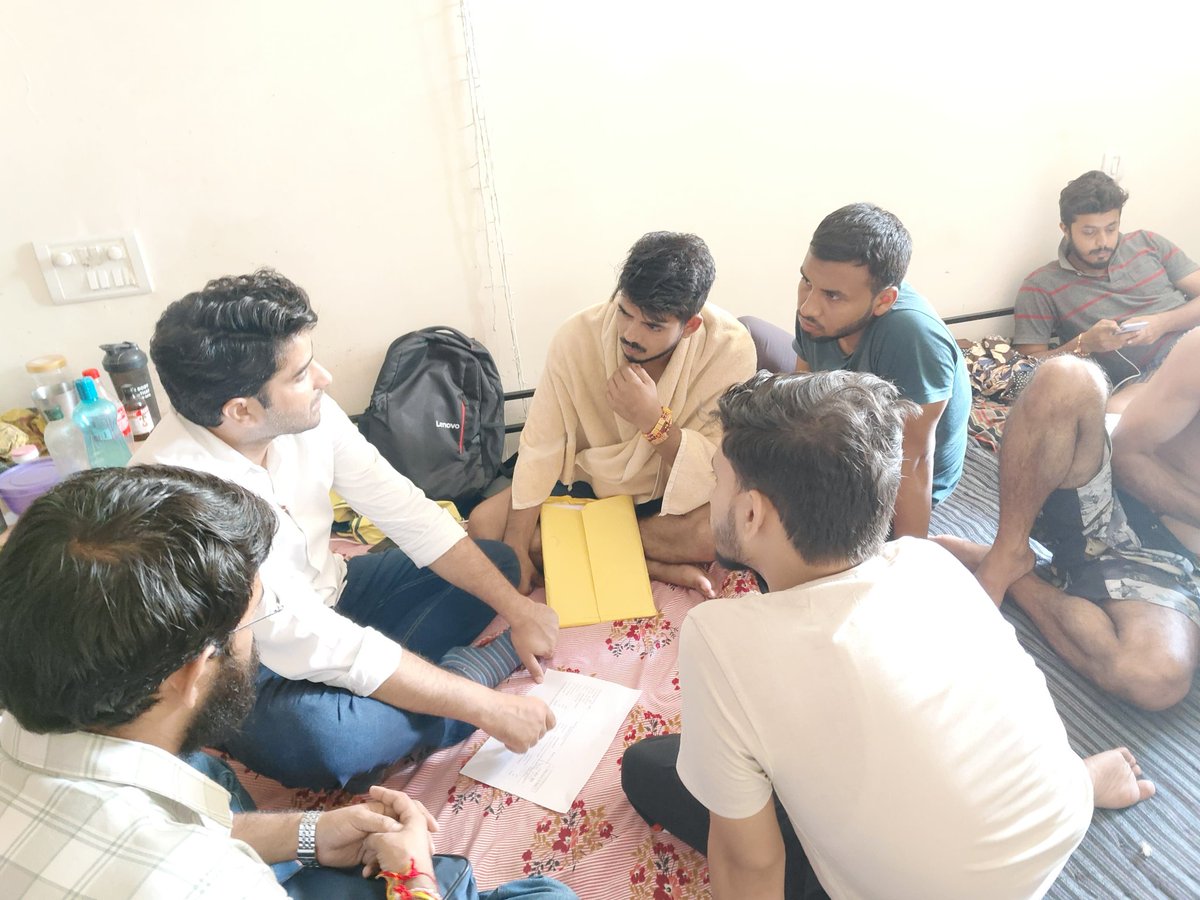 ABVPVoice's tweet photo. जामिया मिल्लिया इस्लामिया विश्वविद्यालय, दिल्ली में राष्ट्रीय मंत्री @GMAliAhmed_JK ने प्रवास के निमित्त विश्वविद्यालय इकाई के कार्यकर्ताओं के साथ बैठक करने सहित विभिन्न संकायों के विद्यार्थियों एवं छात्रावासों में रहने वाले विद्यार्थियों से मिलकर विभिन्न विषयों पर चर्चा की। https://t.co/HCiGXG7gVZ