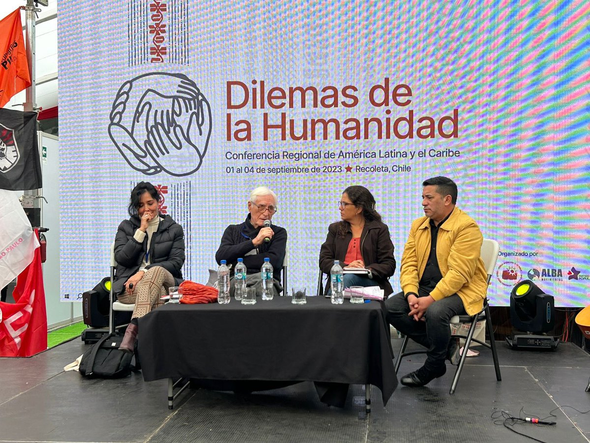 pactoconstiperu's tweet photo. “Tenemos mil soldados norteamericanos ocupando nuestro territorio. Estados Unidos no tiene nada que ofrecerle al Perú, solo amenazas, bombas y armas”, Héctor Béjar desde Chile hablando claro sobre el papel de EEUU, que hoy sin duda es uno de los mayores apoyos de Dina asesina. https://t.co/UUJpxWXgT5