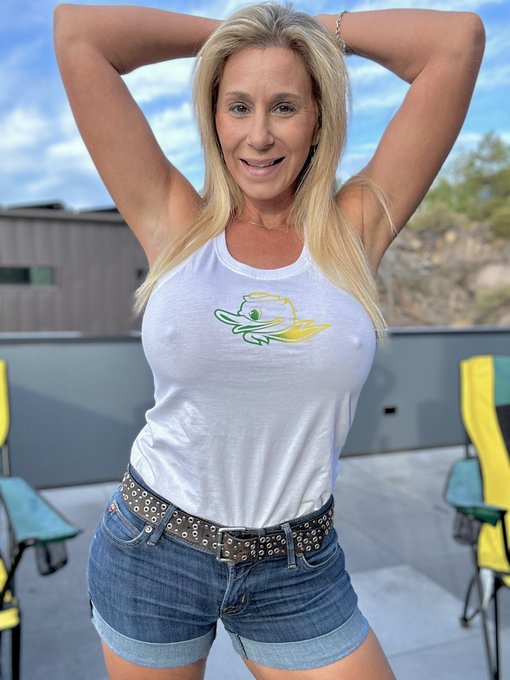 On my way to Autzen stadium to watch @oregonfootball play their first game of the year 🏈 #goducks https://t<a class="tags" target="_blank" title="On Twitter" href="/?out=eyJ0eXAiOiJKV1QiLCJhbGciOiJIUzUxMiJ9.eyJpYXQiOjE3MjA2MzI5MjIsImlzcyI6InR3cG9ybnN0YXJzLmNvbSIsIm5iZiI6MTcyMDYzMjkyMiwiZXhwIjoxNzUyMTY4OTIyLCJyZWRpcmVjdF91cmwiOiJodHRwczovL3R3aXR0ZXIuY29tL29yZWdvbmZvb3RiYWxsIn0.j70E-Lzy8KszGBZ4Kj4B6VCDj3IdPlY6S0vbPBY0NzYY9j8ZCUnH88e5ytDqXS8jlfKeyhKi4bz7Ylsk89AUpg">@oregonfootball</a><a href="/tag/goducks"class="tags"><span>#goducks</span></a>