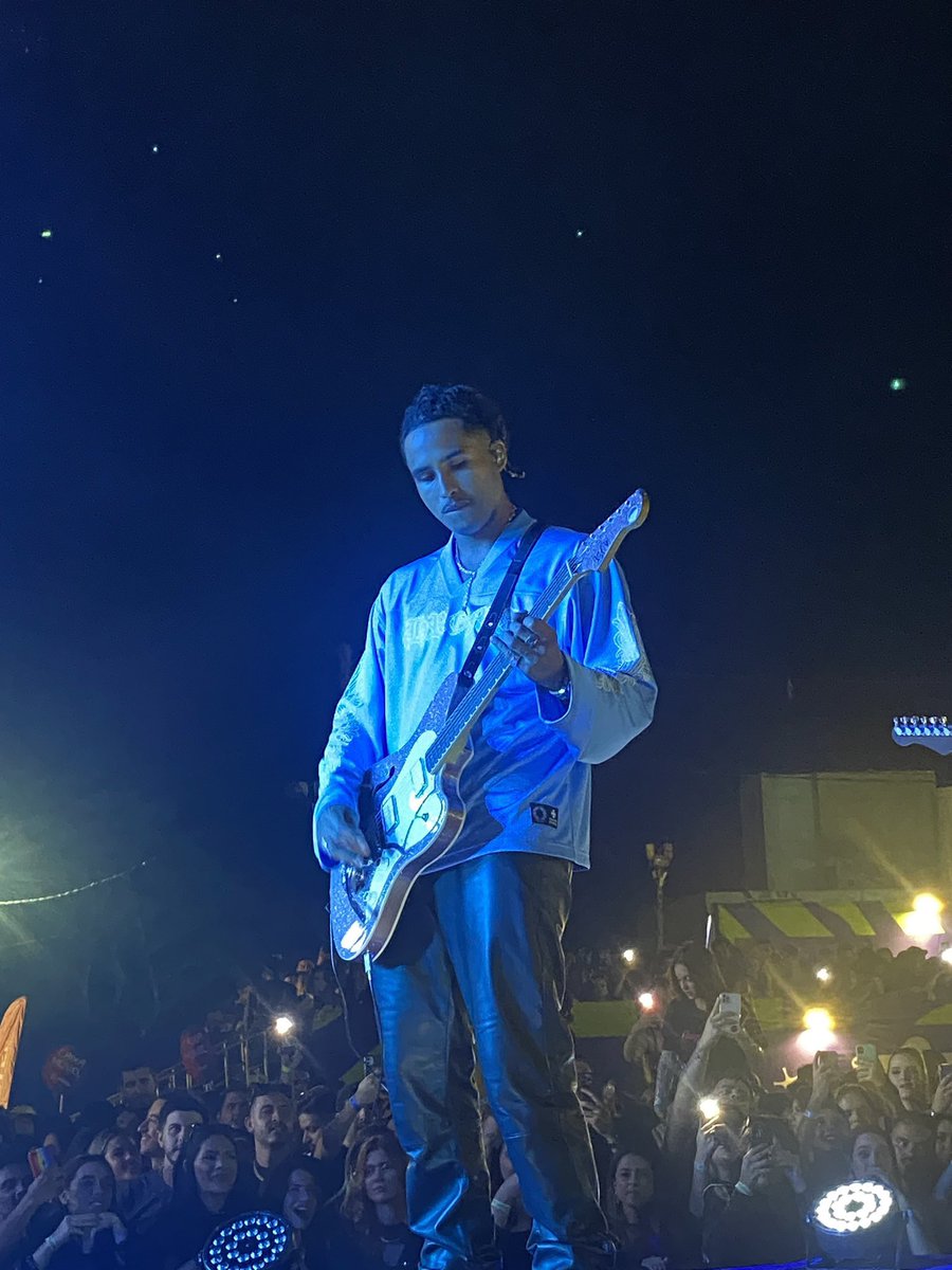 Matuê tocando guitarra  🎸