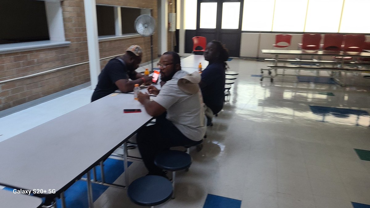 The_q_experienc's tweet photo. Yesterday, my foundation started something new! Taking the values that my coaches taught me in high school. This kid has a purpose and was able to uplift the football team at Shaw High School with a pregame meal! https://t.co/W9HkPB0Txu