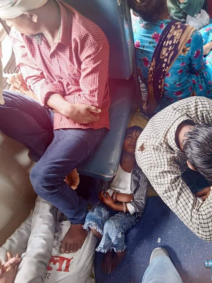 Ashutosh2806462's tweet photo. सरकार कब सुपर एक्सप्रेस ट्रेनों में जर्नल डिब्बे बड़ायेगी,,एक चार साल की लड़की गोल्डन टेंपल मेल में अपने पिता के पास कुर्सी के नीचे लेटे हुए,ओर ये सोचते हुए की कब मेरा स्टेशन आएगा और कब में ट्रेन से उतरूंगी और अपने घर जाऊंगी,,😭
@IndianRailMedia @RailMinIndia @narendramodi https://t.co/I5dD4ik0hk