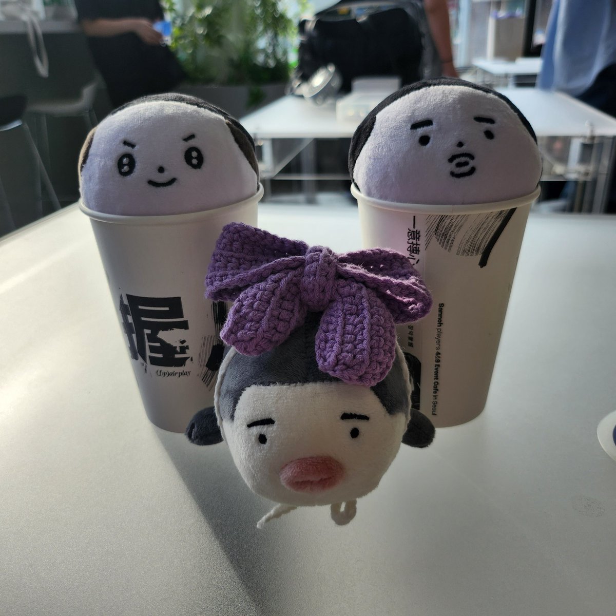 kim_imyong's tweet photo. 장악에 방문한 뿅어와 데굴산왕 
그리규
여기저기 소품 및 직접 만든 명헌이를 공수해주신 산왕소녀분들🤍🖤 
덕분에 너무나도 귀엽게 사진 찍었습니다..감사해욧 https://t.co/eDL9yY74Nq