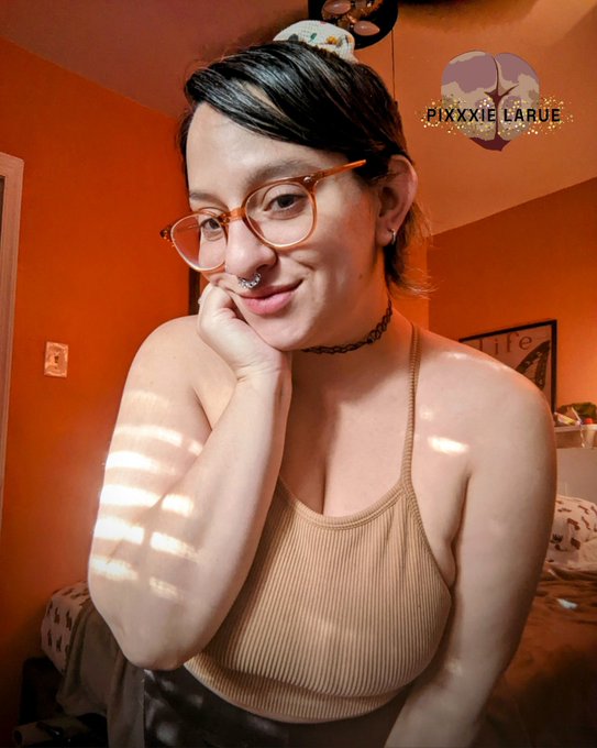 A rare pic of me clothed! 😘 https://t.co/4vKvKo6gGK