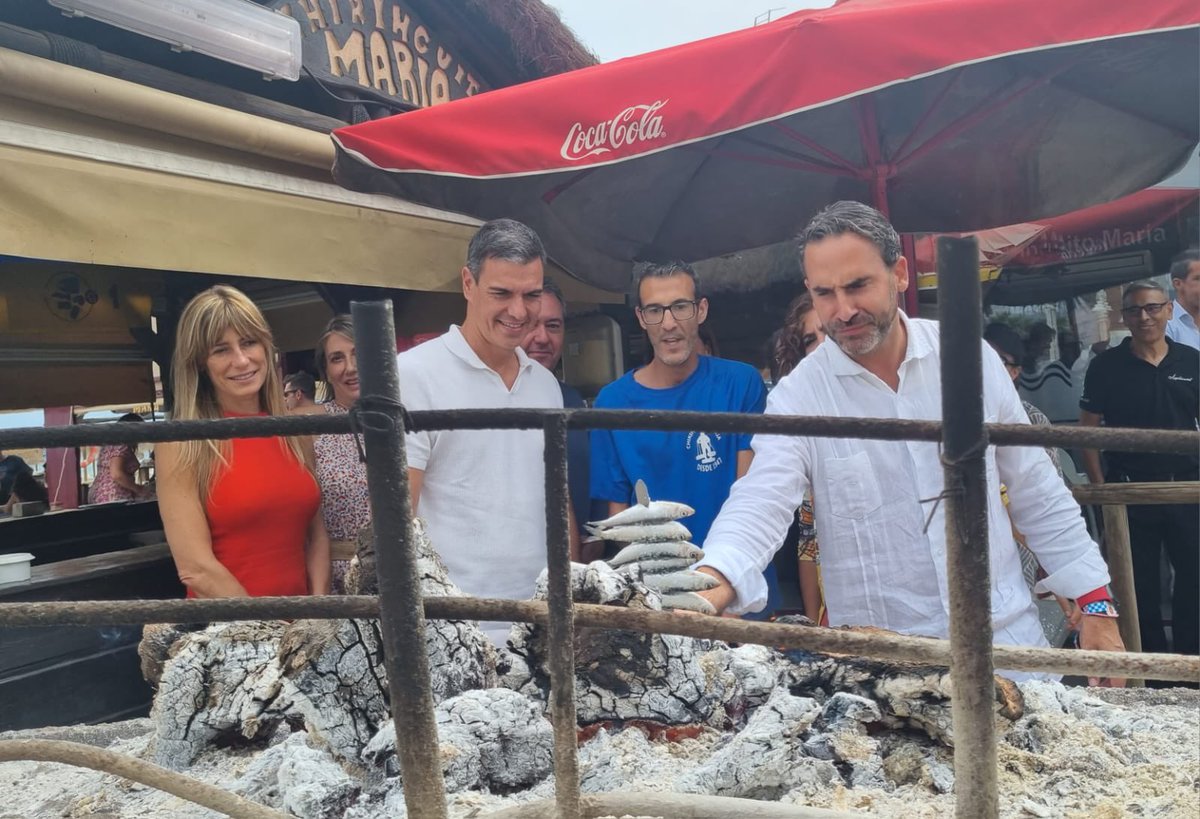 aDanielPerez's tweet photo. 🐟 No hay nada más malagueño que un espeto. Hoy hemos disfrutado con @sanchezcastejon de unas deliciosas sardinas en el chiringuito María de la playa de la Misericordia. Apurando los últimos días de verano para degustar este símbolo gastronómico de nuestra #Málaga junto al mar. https://t.co/2t7X7oqBX0