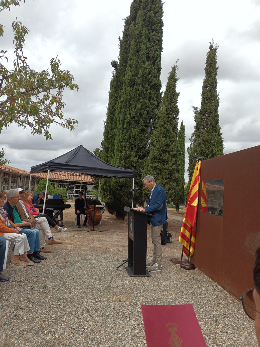 catmemoria's tweet image. 💐 El #MemorialDemocràtic homenatja les víctimes de la Guerra Civil de Cervera, en l’acte del XVè aniversari de dignificació de la fossa comuna del municipi, organitzat per la @paeriacervera.