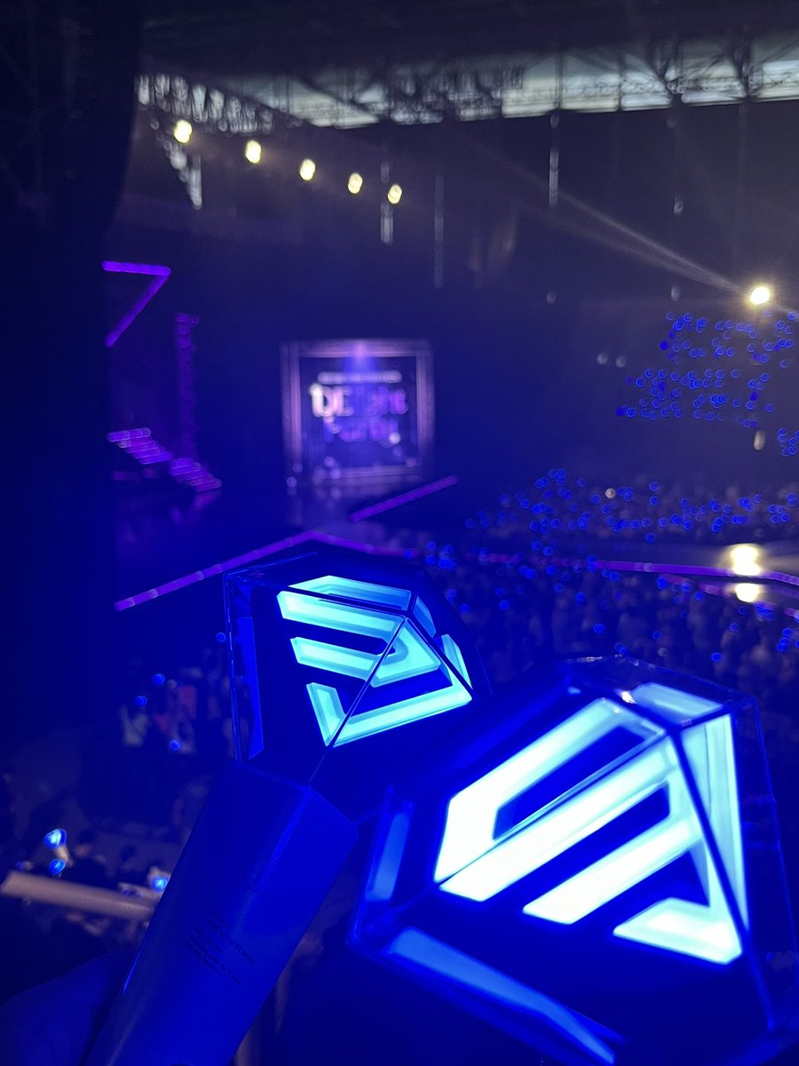 SuperLinh___'s tweet photo. this atmosphere 💙💙

#DElight_PartyinHCM
#DElightcomesindelight 
#슈퍼주니어DnE #SuperJuniorDnE
#슈퍼주니어 #SUPERJUNIOR
#DONGHAE #EUNHYUK
#DElight_PARTYinVietNam https://t.co/Ob6aqwfjR3
