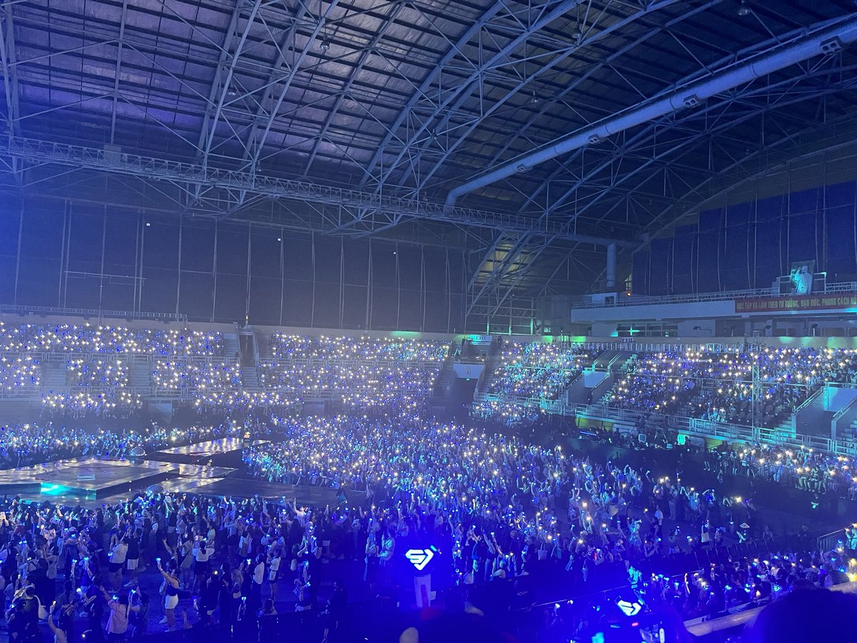 SuperLinh___'s tweet photo. this atmosphere 💙💙

#DElight_PartyinHCM
#DElightcomesindelight 
#슈퍼주니어DnE #SuperJuniorDnE
#슈퍼주니어 #SUPERJUNIOR
#DONGHAE #EUNHYUK
#DElight_PARTYinVietNam https://t.co/Ob6aqwfjR3