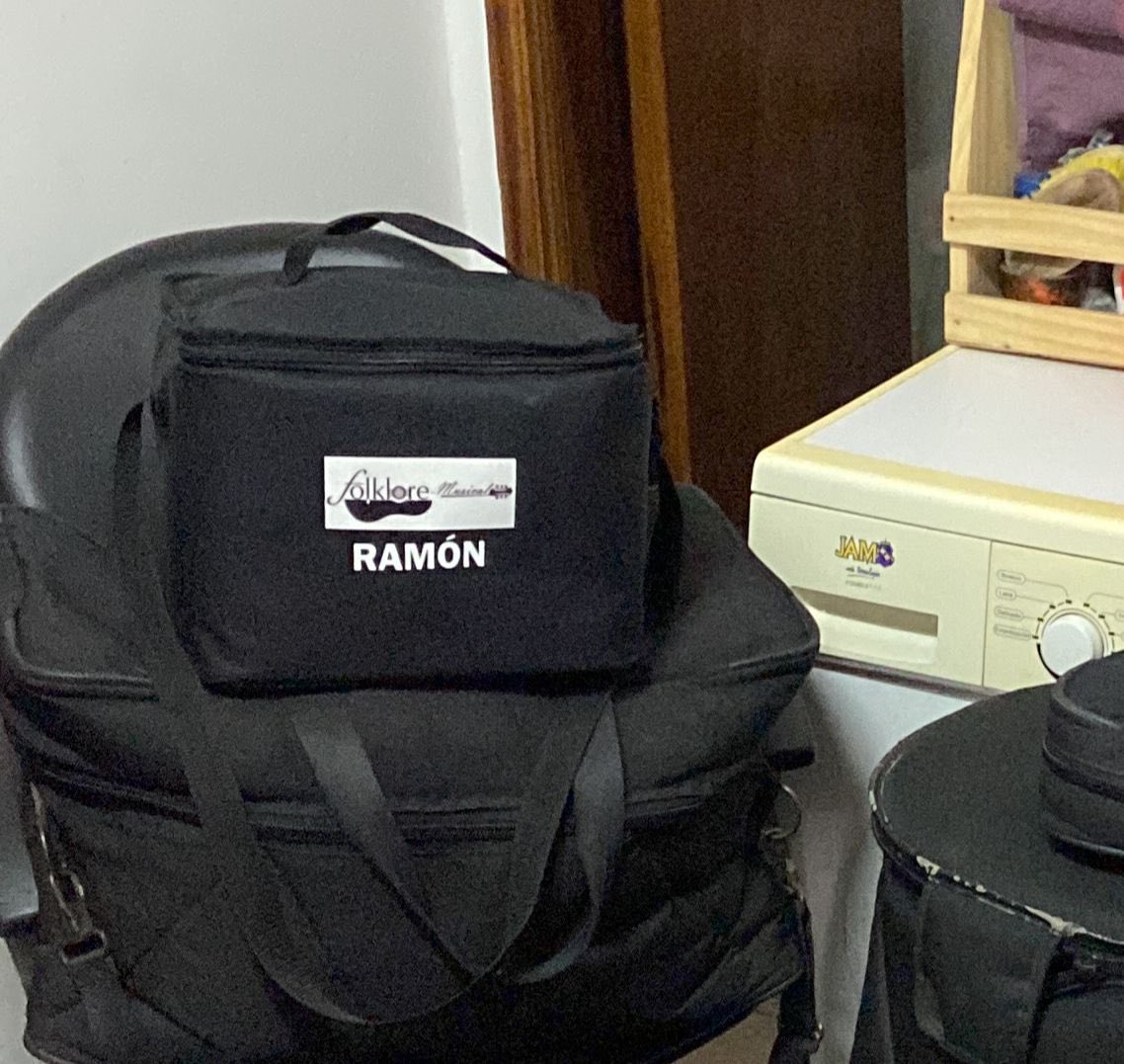 Qué tal familia, extravié mis micrófonos de laburo. Por si alguien le ofrece. Son los SHURE BETA 98AMP, estaban en un estuche que dice mi nombre y tiene el logo de FOLKLORE. Si saben algo quedo atento.