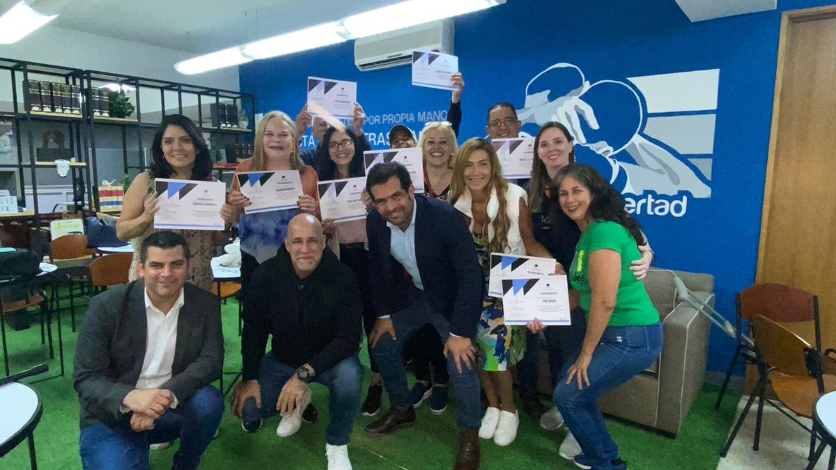 DefensoresFP's tweet photo. El #25Ag, el equipo jurídico del Foro Penal Caracas y sus valiosos aliados fueron honrados por la junta directiva del @ForoPenal en reconocimiento a su incansable labor en la defensa de los #DDHH, luchando en los tribunales por liberar a los #PresosPoliticos #QueSeHagaJusticia https://t.co/kilABb0Z0d