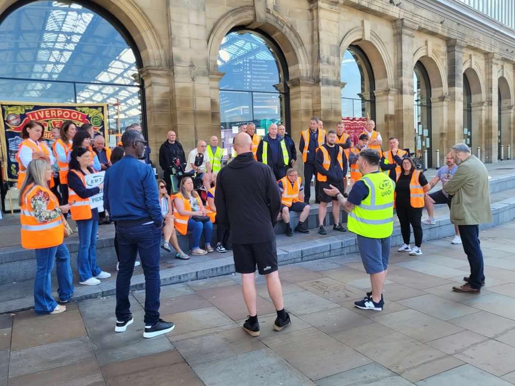 Liverpool Lime Street: @RMTunion members are taking strike action today to defend a safe, secure and accessible railway for all.
#SaveTicketOffices #StaffOurStations
#RailStrike